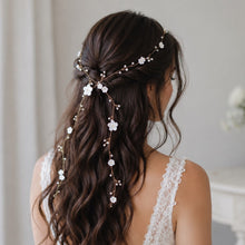 Charger l'image dans la galerie, Mariée vue de trois quarts portant une longue vigne de cheveux dorée avec fleurs en  porcelaine blanche et petites perles