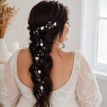 Charger l'image dans la galerie, Mariée vue de dos portant une longue vigne de cheveux florale avec perles et cristaux dans une tresse bohème