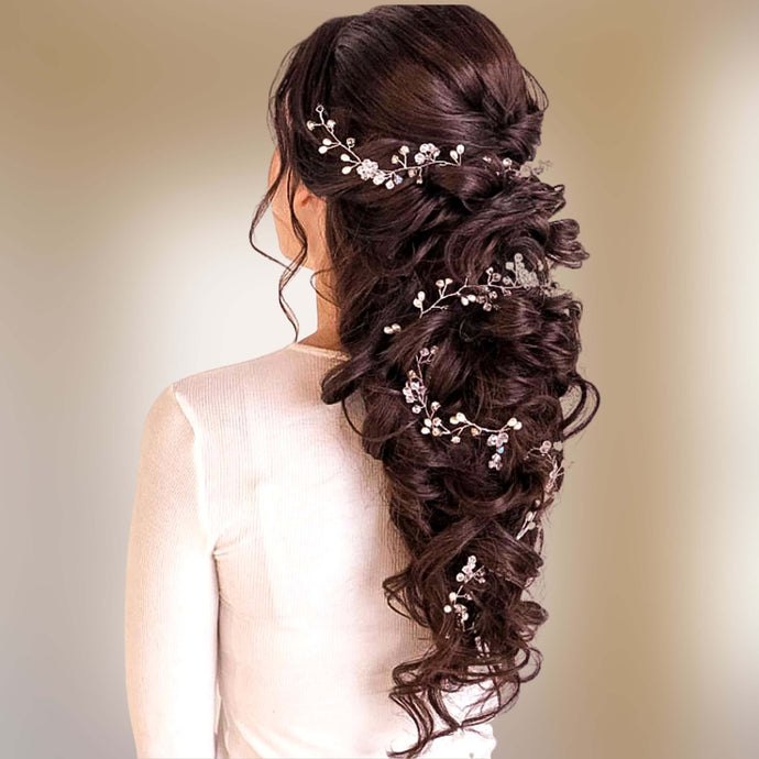 Longue vigne de cheveux en perles, cristaux et fleurs blanches en porcelaine froide pour coiffure de mariage bohème