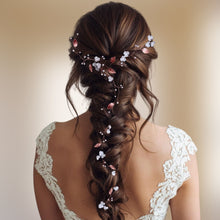 Charger l'image dans la galerie, Vigne de cheveux Monika portée dans une tresse de mariée, accessoire floral romantique et champêtre.