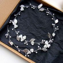 Charger l'image dans la galerie, Vigne de cheveux florale Monika avec fleurs délicates, feuilles argentées et perles fines.