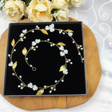 Charger l'image dans la galerie, Vigne de cheveux florale Monika avec fleurs délicates, feuilles en laiton doré et perles fines