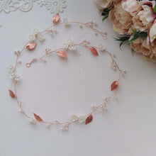 Charger l'image dans la galerie, Vigne de cheveux florale Monika avec fleurs délicates, feuilles or rose et perles fines.