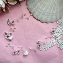 Charger l'image dans la galerie, Vigne de cheveux Monika en version personnalisée avec fleurs et détails colorés, accessoire de mariée sur mesure.