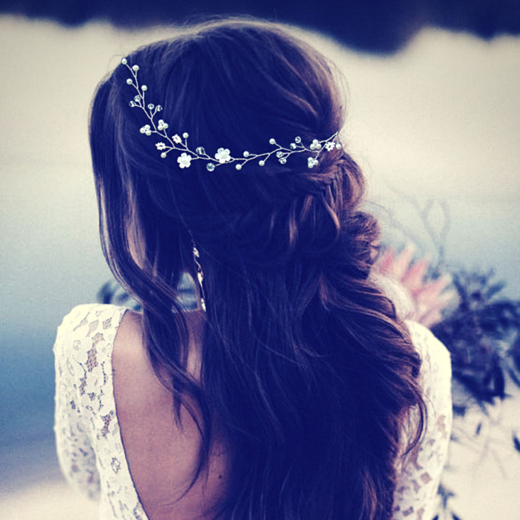 Vigne de perles, cristal et fleurs en style bohème pour coiffure de mariage aux cheveux longs