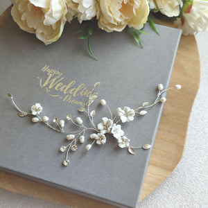 bijou de cheveux pour mariage romantique ou champêtre chic avec fleurs blanches en argile polymère, perles d'eau douce, petites feuilles en laiton et cristaux de strass clair