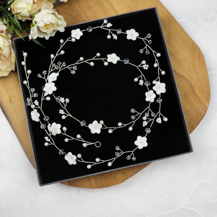 Bijou de cheveux Vigne de perles nacrées, cristal transparent, perles de rocaille et petites fleurs blanches en porcelaine froide pour coiffure de mariage bohème
