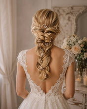 Charger l'image dans la galerie, Vigne de cheveux avec perles, cristaux et branches façon gypsophile, portée par une mariée au cheveux blonds, coiffée d'une longue tresse romantique. Vue de dos.