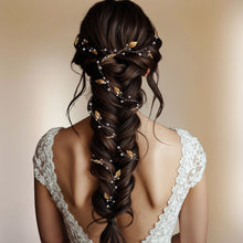 Charger l'image dans la galerie, Vigne de cheveux Sybile, feuilles et perles, portée sur une longue tresse bohème de mariée.