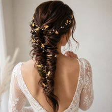 Charger l'image dans la galerie, Mariée de dos avec longue tresse ornée d’une vigne de cheveux dorée avec feuilles et perles