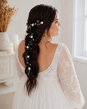Charger l'image dans la galerie, Vigne de cheveux de mariée avec fleurs blanches, perles et cristaux portée dans une tresse, vue de trois quarts