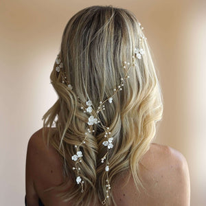 Longue vigne de cheveux pour mariage bohème ou champêtre avec petites fleurs et perles nacrées