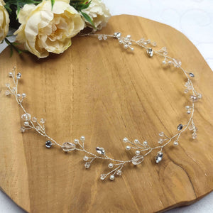 Vigne de cheveux fine en perles nacrées et cristal transparents avec strass pour coiffure de mariage bohème