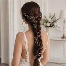 Charger l'image dans la galerie, Vigne de cheveux Aliona longue et fine en perles et cristaux, intégrée dans une tresse de mariée.