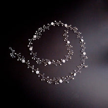 Charger l&#39;image dans la galerie, Vigne de cheveux en perles cristaux et fleurs sur fil argenté pour coiffure de mariage bohème