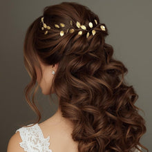 Charger l'image dans la galerie, Vigne de cheveux Philomène aux feuilles dorées portée sur une demi-attache ondulée, bijou de cheveux mariage d’inspiration antique.