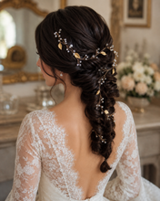 Charger l'image dans la galerie, Longue vigne de cheveux avec perles, cristaux et feuilles dorées entrelacée dans une coiffure tressée de mariée romantique, vue de 3/4