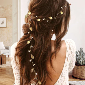 Image de vigne de cheveux avec feuilles dorées et perles sur cheveux lâchés coiffure mariage bohème