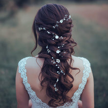 Charger l'image dans la galerie, Vigne de cheveux Adriana en perles, cristal et fleurs blanches portée sur une coiffure de mariée bohème.