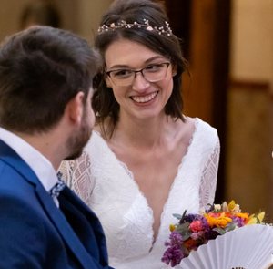 Bandeau de cheveux en perles et cristaux avec feuilles en or rose pour coiffure de mariage romantique