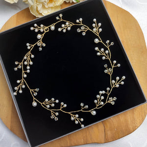 Vigne de cheveux longue en perles nacrées et cristaux transparents sur fil doré pour coiffure de mariage bohème romantique