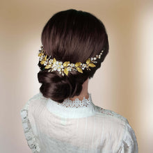 Charger l&#39;image dans la galerie, Vigne de cheveux florale semi-rustique avec feuilles dorées, perles, et strass posée à l&#39;arrière-tête