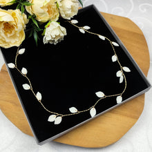 Charger l'image dans la galerie, Vigne de cheveux Flora en feuilles de porcelaine blanche présentée dans son écrin, bijou de cheveux fait main pour mariage.