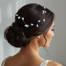 Charger l'image dans la galerie, Vigne de cheveux Flora en feuilles de porcelaine blanche sur chignon bas, bijou de cheveux sobre et élégant pour mariée.
