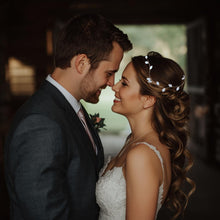 Charger l'image dans la galerie, Vigne de cheveux Flora en feuilles de porcelaine blanche portée par une mariée, accessoire épuré pour coiffure de mariage.