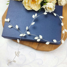 Charger l'image dans la galerie, Vigne de cheveux Flora en feuilles de porcelaine blanche montrant sa souplesse et sa facilité de mise en forme.