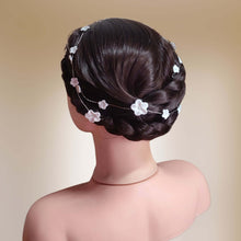 Charger l&#39;image dans la galerie, Vigne de cheveux minimaliste avec fleurs blanches en porcelaine froide pour coiffure de mariage, baptême, communion