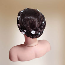 Charger l&#39;image dans la galerie, Vigne de cheveux minimaliste avec fleurs blanches en porcelaine froide pour coiffure de mariage, baptême, communion