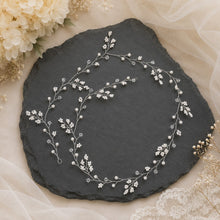 Charger l'image dans la galerie, Longue vigne de cheveux avec perles, cristaux et branches façon gypsophile sur fil argentée, présentée sur une ardoise noire