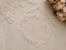 Charger l'image dans la galerie, Longue vigne de cheveux avec perles, cristaux et branches façon gypsophile sur fil o rose, présentée à plat sur tissu lin beige