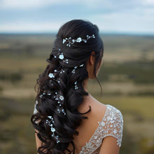 Charger l'image dans la galerie, Vigne de cheveux Adriana travaillée en longueur dans une coiffure de mariée aux cheveux ondulés.