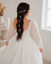 Charger l'image dans la galerie, Mariée en robe blanche vue de dos avec une vigne de cheveux fleurie intégrée dans une longue tresse