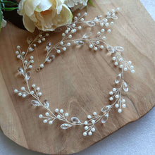 Charger l'image dans la galerie, Vigne de cheveux Amélie en perles et cristal présentée en longueur, bijou modulable pour coiffure de mariée.