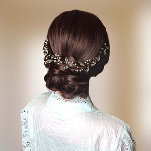 Vigne de cheveux en perles nacrées et cristal transparent style boho sur chignon bas de mariage