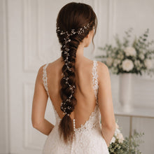 Charger l'image dans la galerie, Mariée de dos avec longue tresse ornée d’une vigne de cheveux fine en perles et cristaux