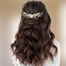 Charger l&#39;image dans la galerie, Bijou d&#39;arrière-tête pour coiffure de mariage en design floral avec perles, fleurs blanches et feuilles dorées
