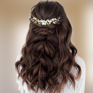 Bijou d'arrière-tête pour coiffure de mariage en design floral avec perles, fleurs blanches et feuilles dorées