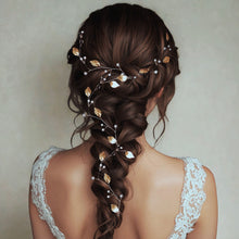 Charger l'image dans la galerie, Vigne de cheveux Olympia intégrée dans une coiffure tressée de mariée, accent fin et discret.