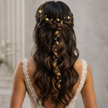 Charger l'image dans la galerie, Vigne de cheveux Olympia posée sur une coiffure demi attachée de mariée, accent fin et discret.