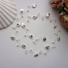 Charger l'image dans la galerie, Vigne de cheveux minimaliste Olympia avec feuilles argentées et perles délicates.