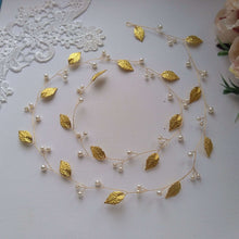 Charger l'image dans la galerie, Vigne de cheveux minimaliste Olympia avec feuilles dorées et perles délicates.