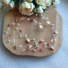 Charger l'image dans la galerie, Vigne de cheveux minimaliste Olympia avec feuilles or rose et perles délicates.