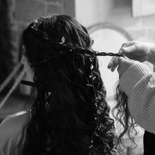 Charger l'image dans la galerie, Mise en place de la vigne de cheveux Olympia par une coiffeuse, accessoire souple pour coiffure de mariée.