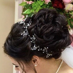 vigne de cheveux en perles nacrées et cristaux transparents sur chignon de mariage