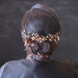 Vigne de cheveux perles nacrées et cristaux transparents sur chignon de mariage bohème 