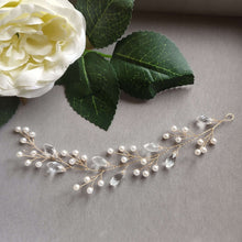 Charger l'image dans la galerie, Vigne de cheveux Amélie en perles et cristal finition dorée, bijou de cheveux lumineux pour mariée.